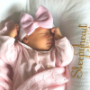 Newborn muts wit met roze strik