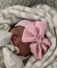 Newborn muts roze gestreept met roze strik van glanzende stof