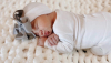 Newborn muts wit met grijze strik van lint extra warm