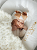 Newborn muts wit met brons kleurige strik van lint extra warm