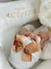 Newborn muts wit met brons kleurige strik van lint extra warm