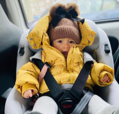 Bruine bow wintermuts met pompons 
