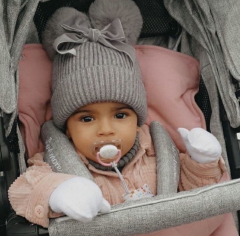 Grijze bow wintermuts met pompons 