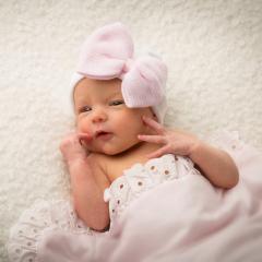 Newborn muts met strik wit roze