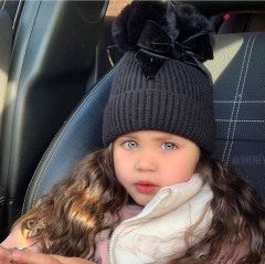 Zwarte bow wintermuts met pompons 