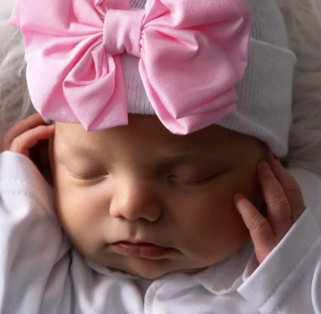 Newborn muts wit met roze strik van glanzende stof