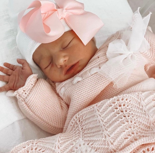 Newborn muts wit met roze strik van lint extra warm