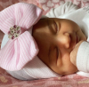 Newborn muts met roze strik en strass steentjes wit